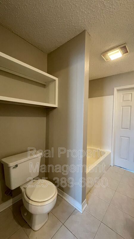 Building Photo - 914 W Tony St