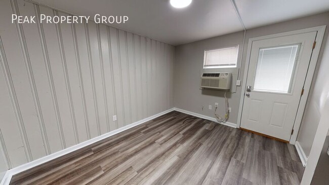 Building Photo - Available Now! 1 Bedroom Apartment Near OS...