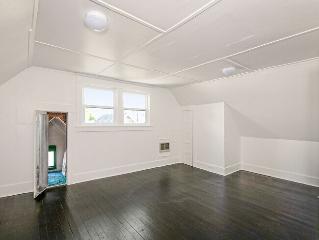 Building Photo - 5265 NE 14th Pl