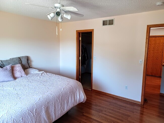 Building Photo - 2 Bedroom 2 Bath End Unit Townhouse - Shakopee