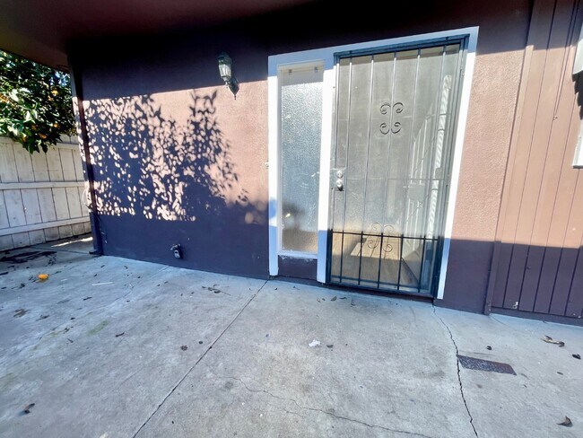 Building Photo - 3535 N San Joaquin St