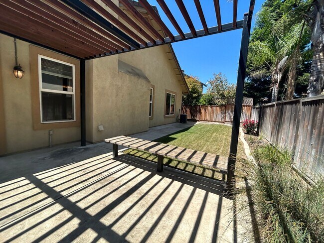 Building Photo - Nice Oakdale home on corner lot
