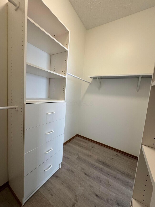 Building Photo - 8000 Leaview Dr