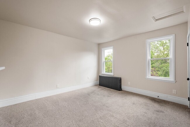 Building Photo - Stunning 2 Bedroom home in McKees Rocks available July 1!