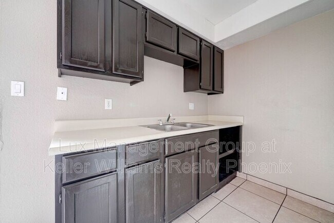 Building Photo - 3840 N 43rd Ave