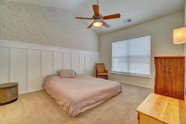Building Photo - 3 Bedroom Townhouse in North Suffolk