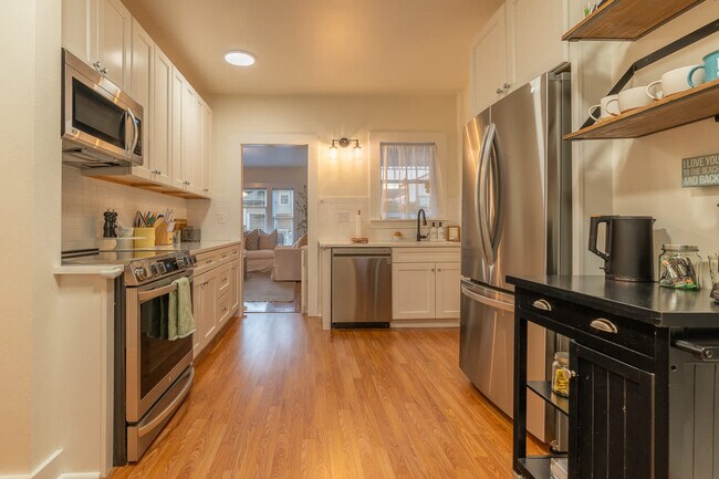 Building Photo - 116 4th Ave N