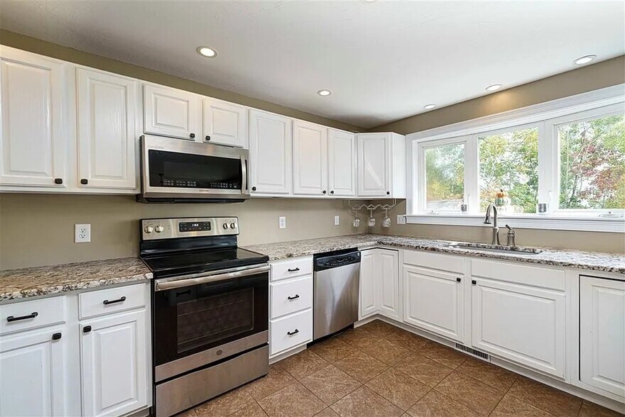 Building Photo - 32 Fox Meadow Dr