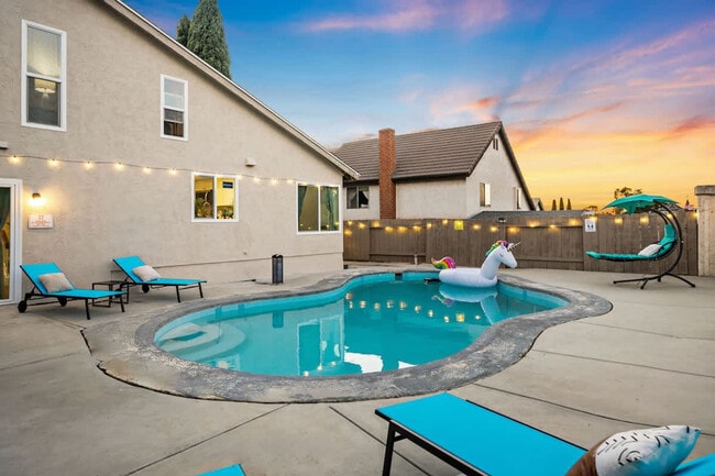 Building Photo - 13737 Via Tres Vistas