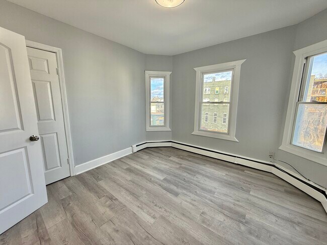 Building Photo - 748 Maple St