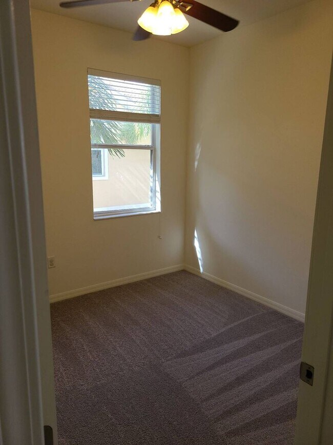 Building Photo - 3 Bed/ 2 Bath Condo w/1 Car Garage $2,000 ...