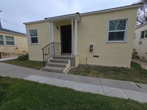 Building Photo - Wonderful 1 Bedroom 1 Bath Bungalow Unit located near downtown Oxnard
