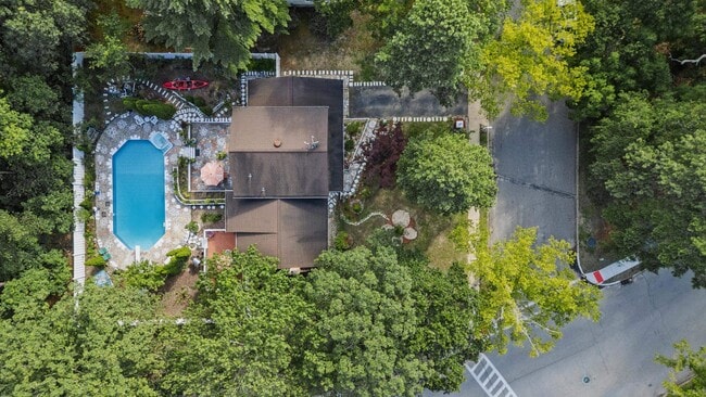 Building Photo - 27 Squire Ct