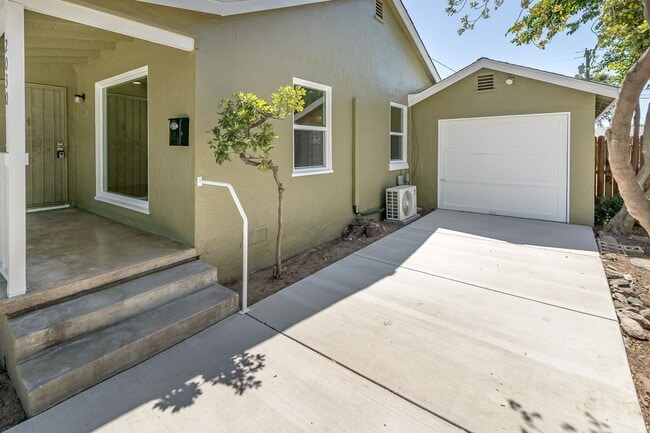 Building Photo - Remodeled La Loma Bungalow!