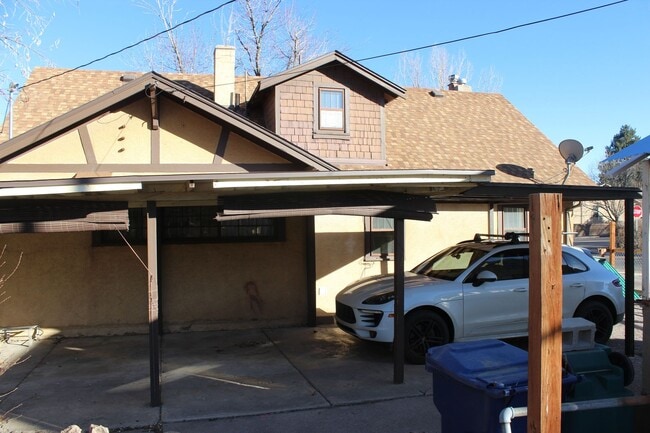 Building Photo - LARGE 3 bedroom in Old Broadmoor