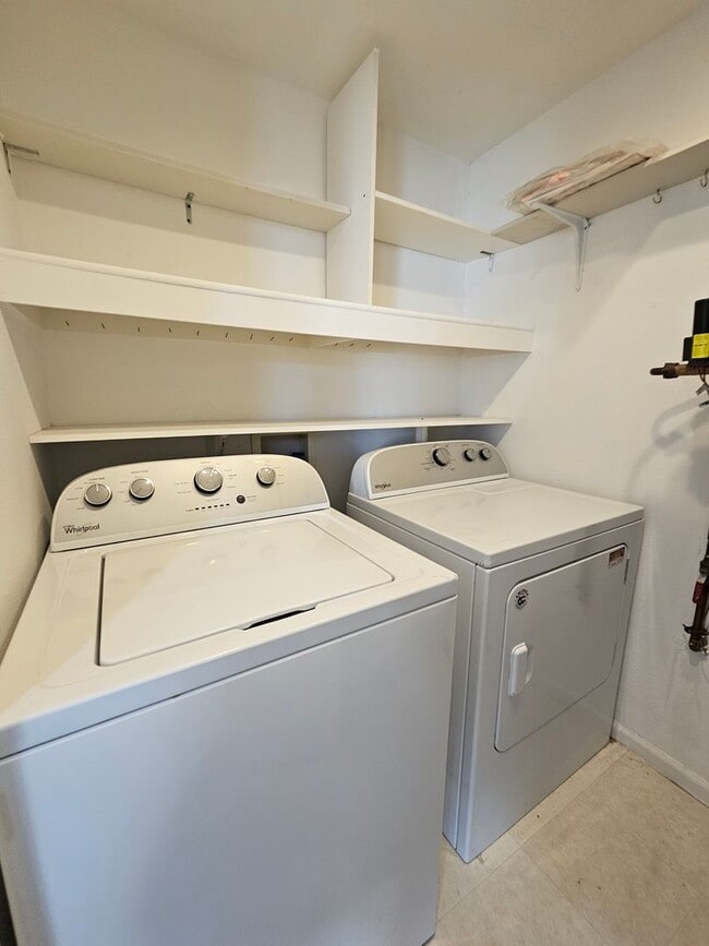 Building Photo - Stunning Highlands Ranch Townhome