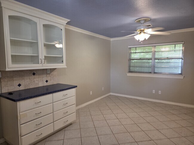 Building Photo - 3225 N Ridgewood Dr