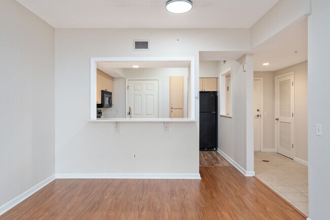 Building Photo - Downtown Orlando One Bedroom with Lake Eola View * * Modernized Waverly Condo