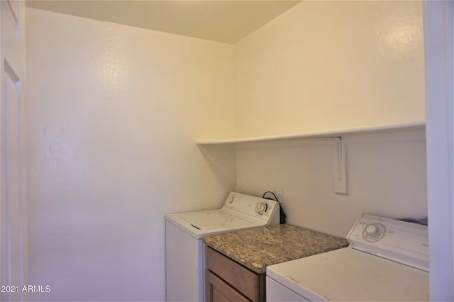 Building Photo - 1319 E Cathedral Rock Dr