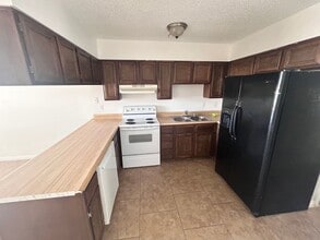 Building Photo - 2/BD 1/BA Upstairs Condo w/ In Unit Laundry
