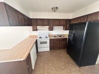 Building Photo - 2/BD 1/BA Upstairs Condo w/ In Unit Laundry
