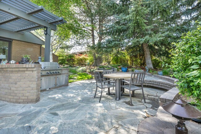 Building Photo - LAKEFRONT LUXURY ON LAKE STANLEY | FULLY FURNISHED + UTILITIES INCLUDED IN GUARDED LAKERIDGE SHORES