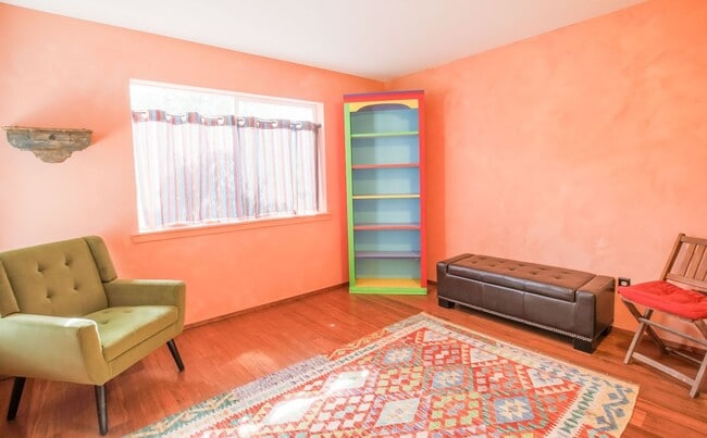 Building Photo - Lovely Langley Condo and Pet Friendly!