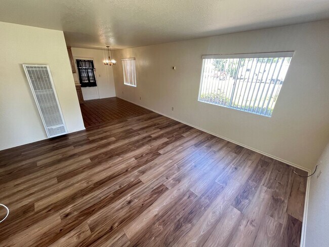 Building Photo - 533 S I St