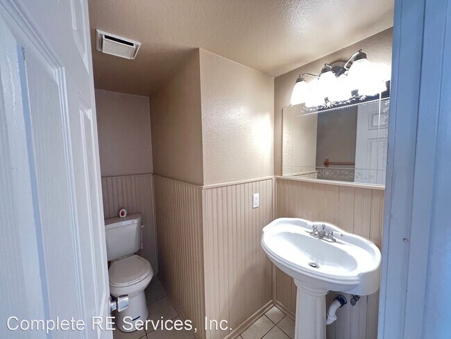 Building Photo - 4 br, 2.5 bath House - 16177 Barbee St