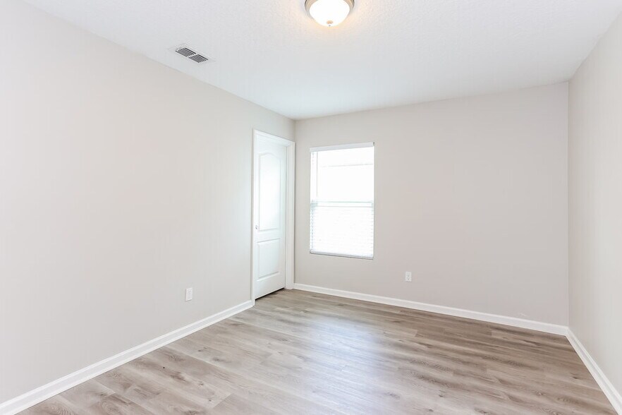 Building Photo - 15809 Canoe Creek Dr
