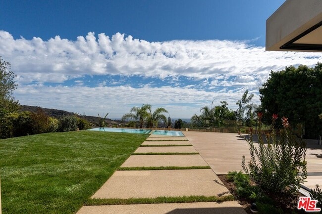 Building Photo - 2501 Banyan Dr