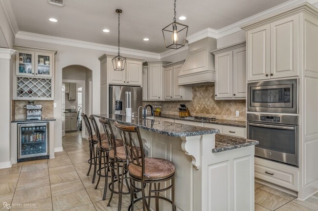 Building Photo - Beautiful 4 bedroom/4 Bathroom Home with a Peaceful Backyard