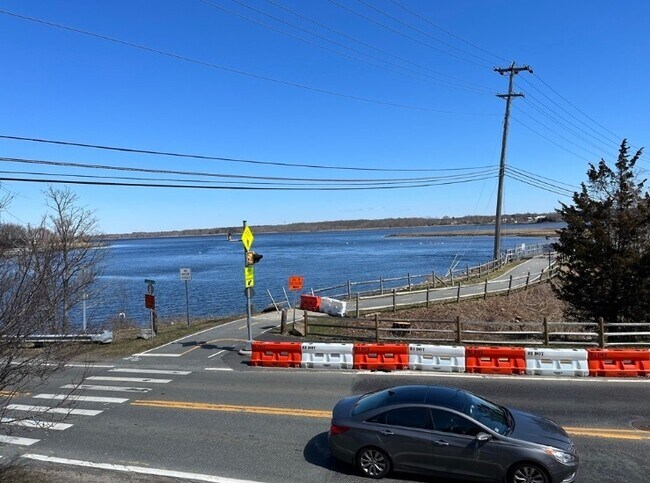 Building Photo - Barrington River House