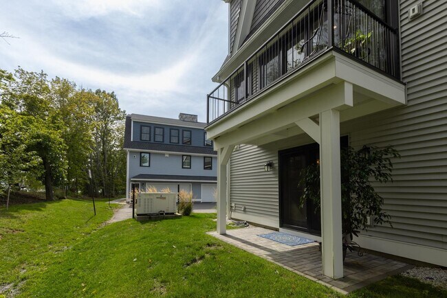 Building Photo - 28 Little Bay Dr