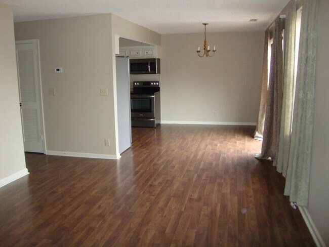 Building Photo - Townhome near I-65/Nashville