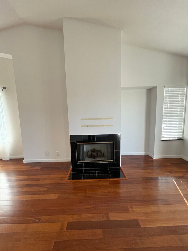Building Photo - Stunning Remodeled 2BR/2BA Garage Laundry Fireplace