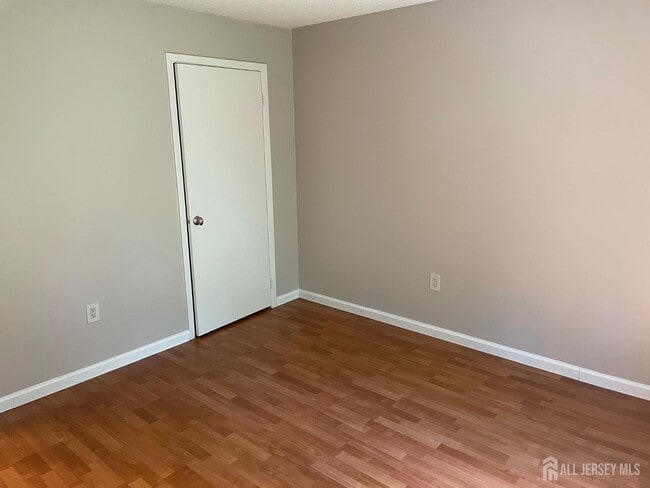 Building Photo - 911 Ravens Crest Dr