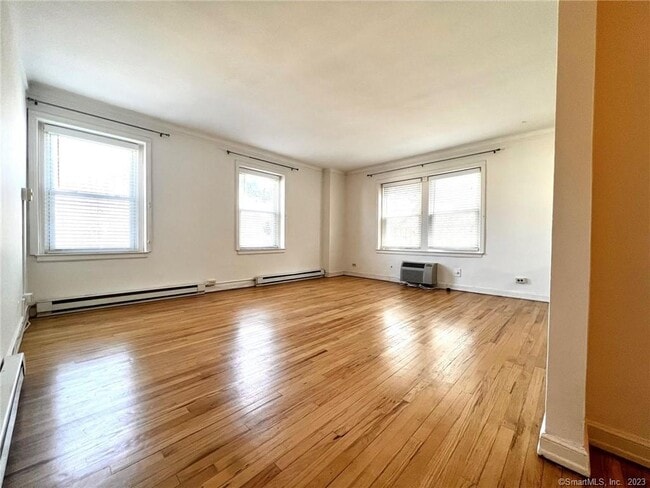 Building Photo - 126 Woodside Green