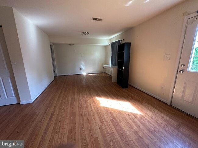 Building Photo - 103 Russell Ln