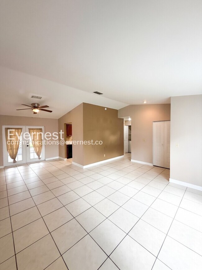 Building Photo - 3 Bed/2 Bath Home with Garage / Pet-Friendly / Vouchers Accepted / Available Now!