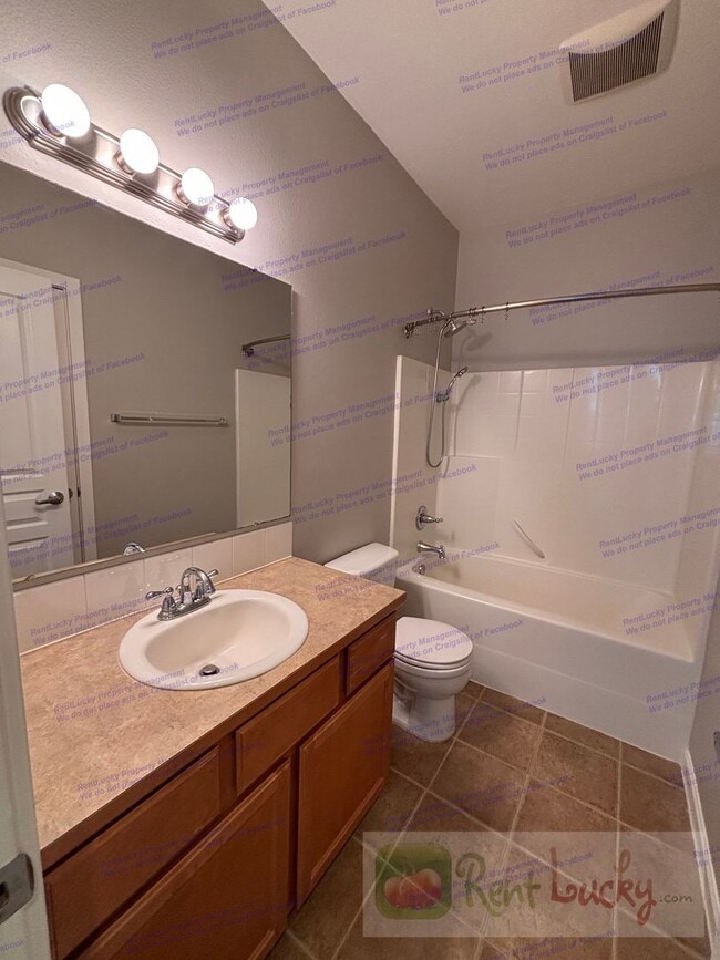 Building Photo - Bright and Spacious Fircrest Townhome in U...