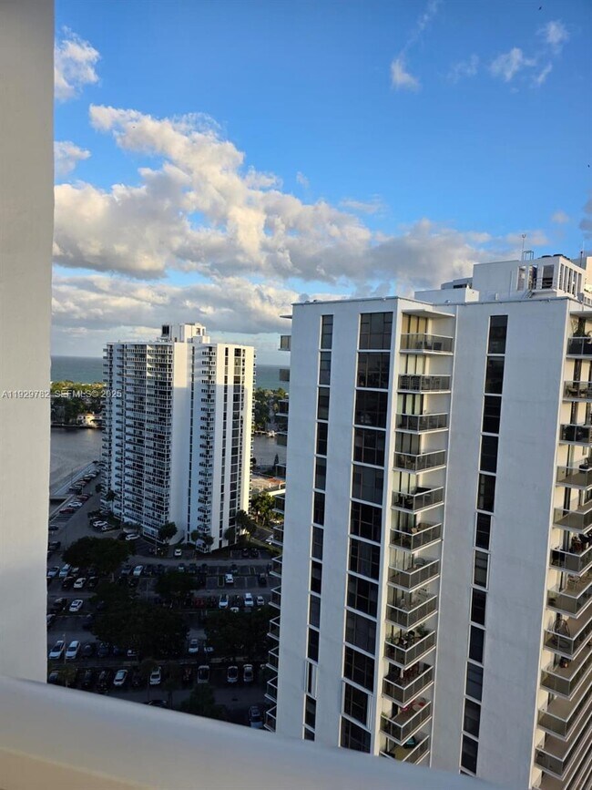 Building Photo - 3701 N Country Club Dr