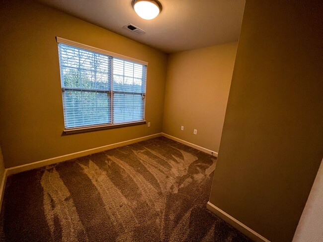 Building Photo - Cozy 3 bedroom, 2 1/2 bathroom townhome in...