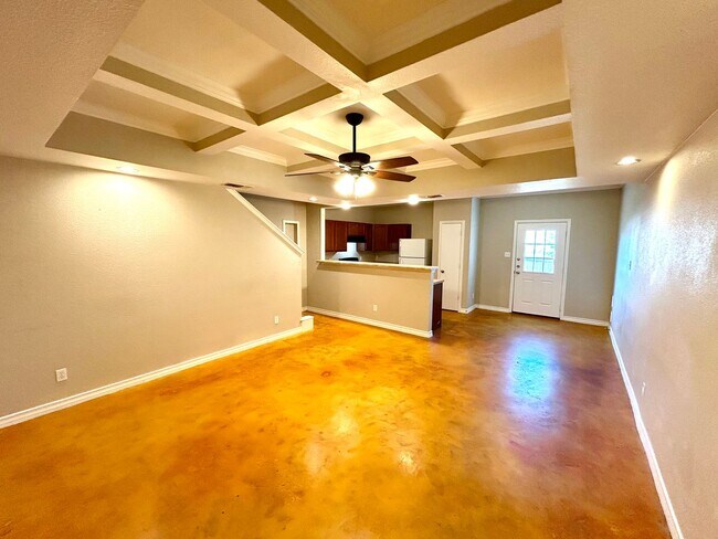 Building Photo - AVAILABLE NOW! 3 Bedroom 2.5 Bathroom Town...