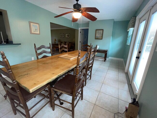 Building Photo - 2874 NE Rosetree Dr