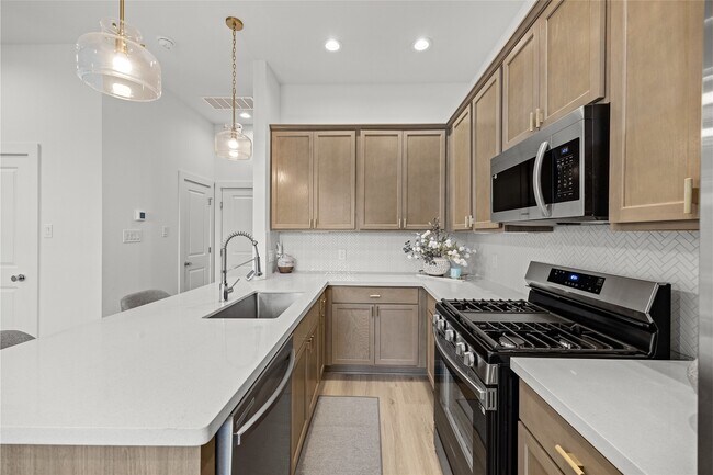 Building Photo - 1550 W Tidwell Rd