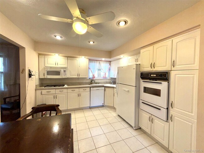 Building Photo - 15 Sherry Ln