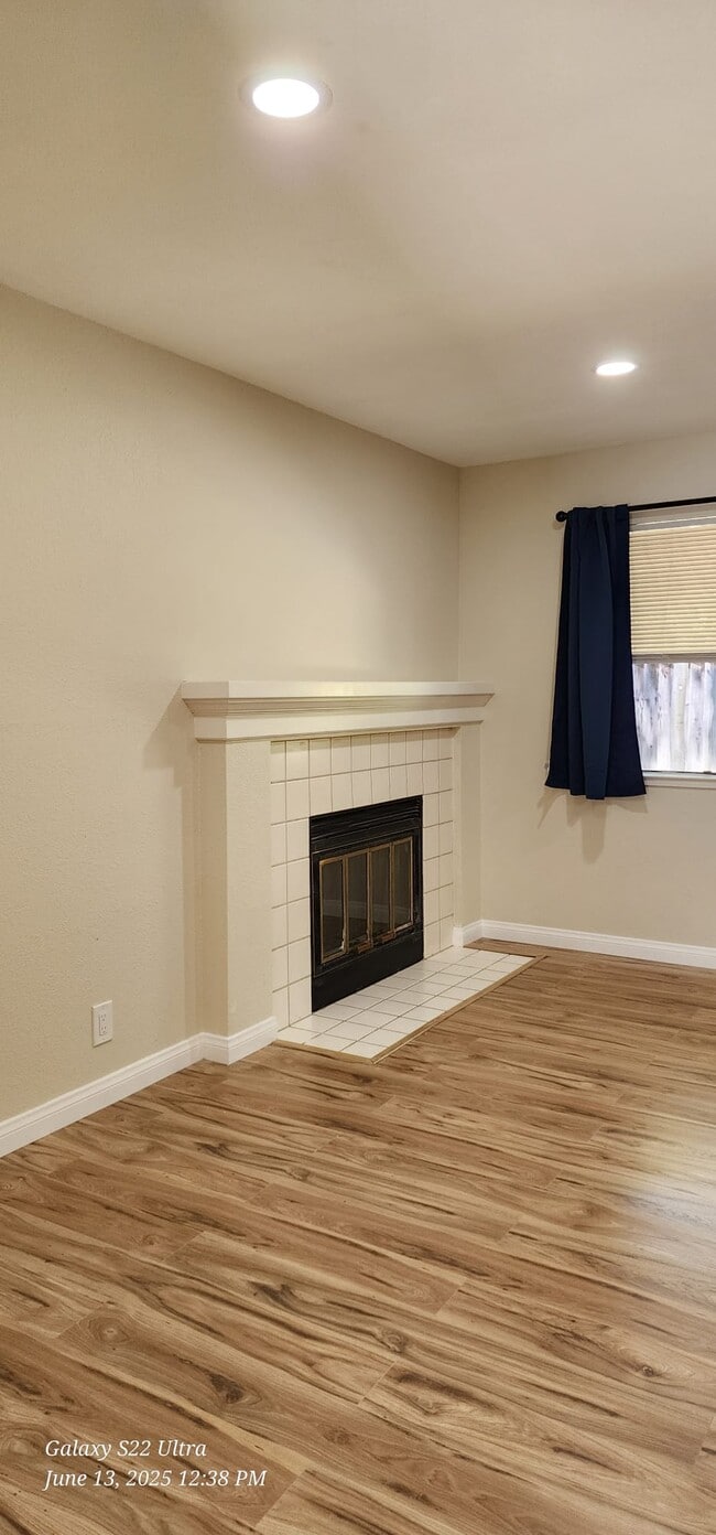 Living room (new paint, new flooring, no popcorn ceiling and recess lights) - 34752 Hemet Common