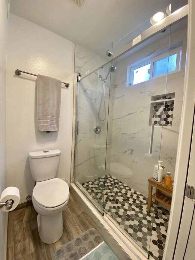 Building Photo - Eastlake Shores Downstairs Condo feat. Two Bedrooms and Two Bathrooms