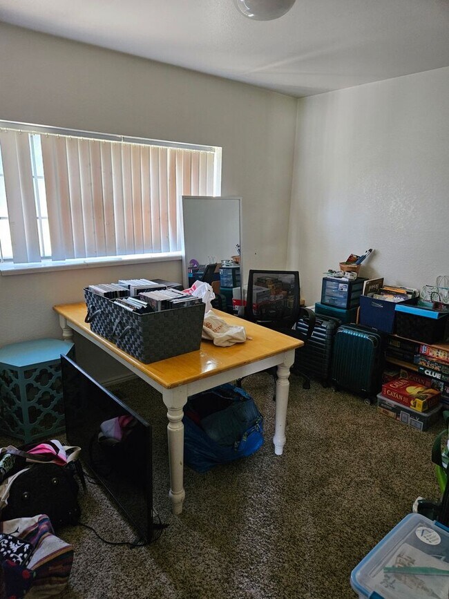 Building Photo - 2 bedroom, 1 bath apartment available in N...